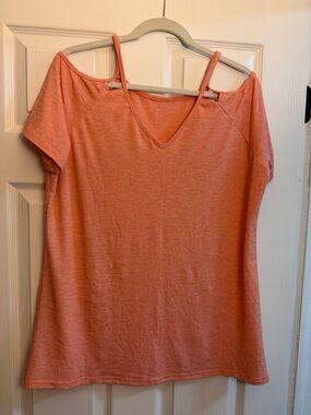 Cold-Shoulder V-Neck Tee in Coral Peach